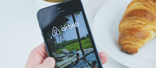 airbnb-App auf einem Smartphone.