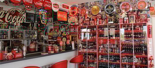 Blick in die Coca-Cola-Sammlung im TM Börsenverlag.
