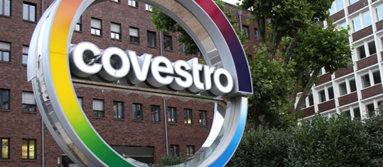 Covestro Logo vor Firmengebäude