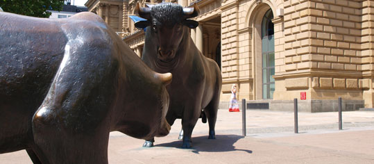 Statuen von Bulle und Bär vor einem Gebäude