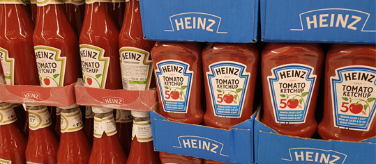 Heinz-Ketchup-Flschen in einem Supermarktregal.