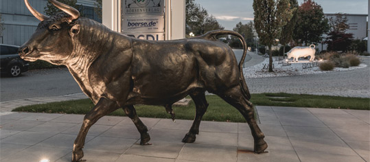 Bronze Bulle vor dem Haus der Börse.