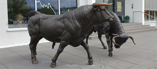 Bronze Bullen vor dem Haus der Börse.