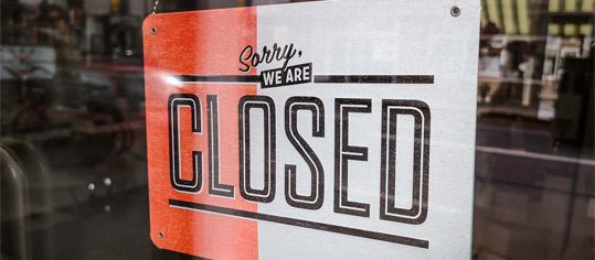 Schild mit dem Hinweis "Sorry - we are closed" an einer Lokal-Türe.