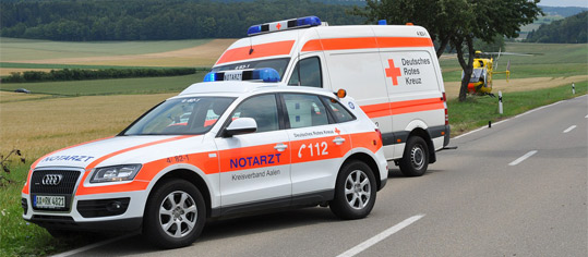 Notartz-Fahrzeug und Rettungswagen im Einsatz.