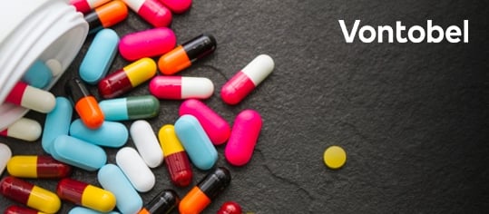 Medizintabletten und -pillen rollen aus einem Medizinbehälter