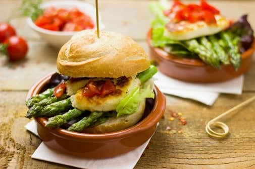 Nachhaltig investieren: Diese 3 Veggie-Aktien sollten Sie kennen! Burger mit Spargel und Gemüse
