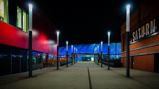 Saturn-Geschäft-Aussenfassade bei Nacht